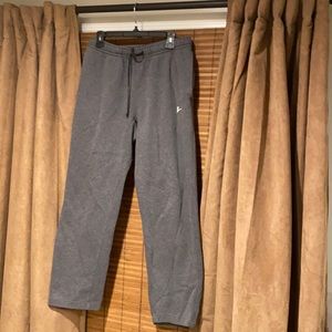 Men’s sweat pants with drawstring and pockets
